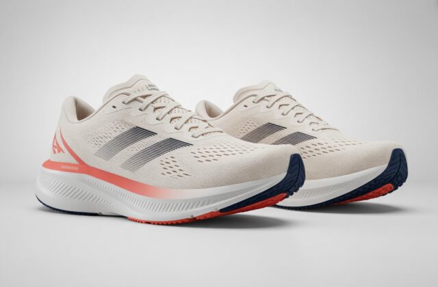 Lightweight cushioned running shoes with arch support designed for flat feet for comfortable and stable running.